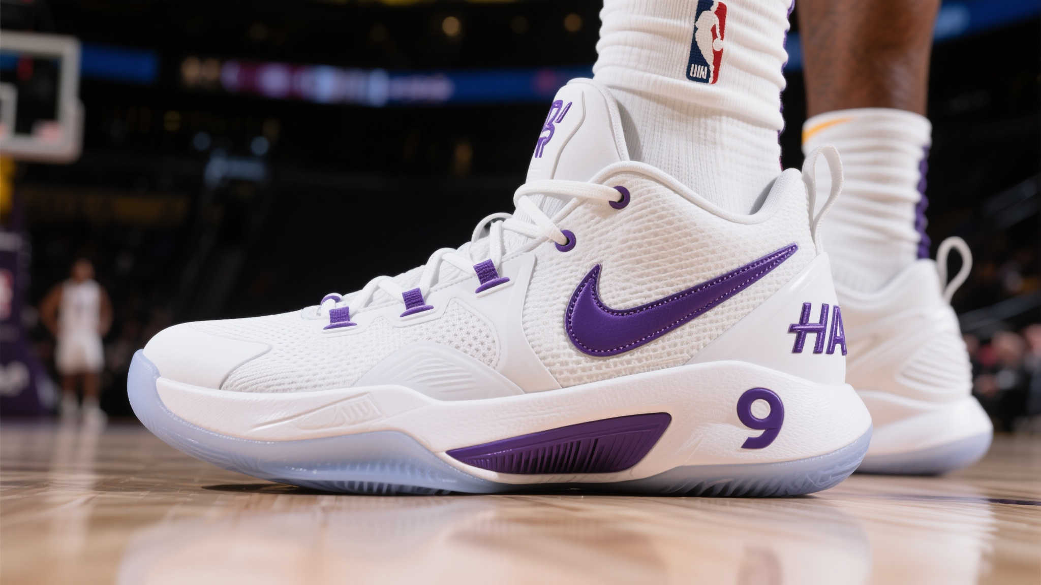 威廉姆斯脚踏白紫配色哈登9,斩获20分闪耀全场 专业篮球装备一直是影响职业运动员发挥的重要因素。从